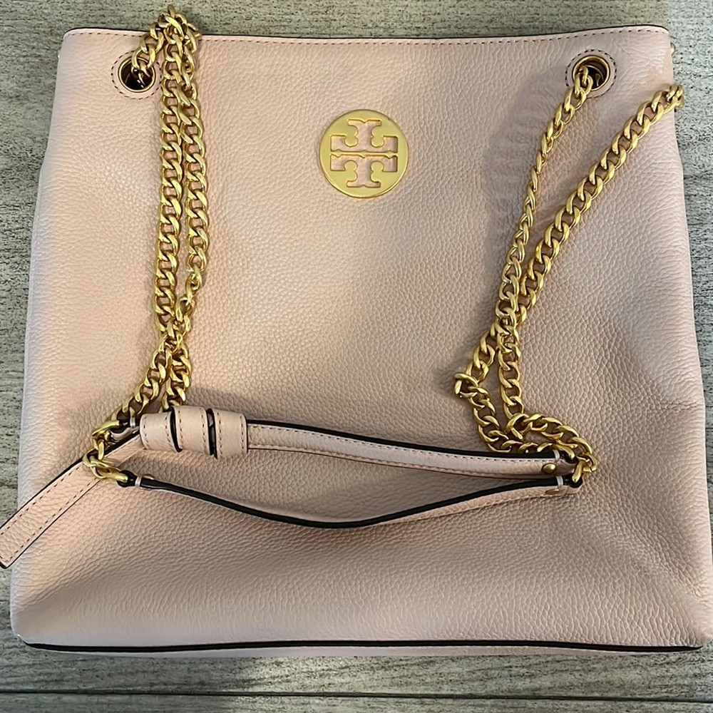Tory Burch Everly swing pack in shell pink with gold hardware